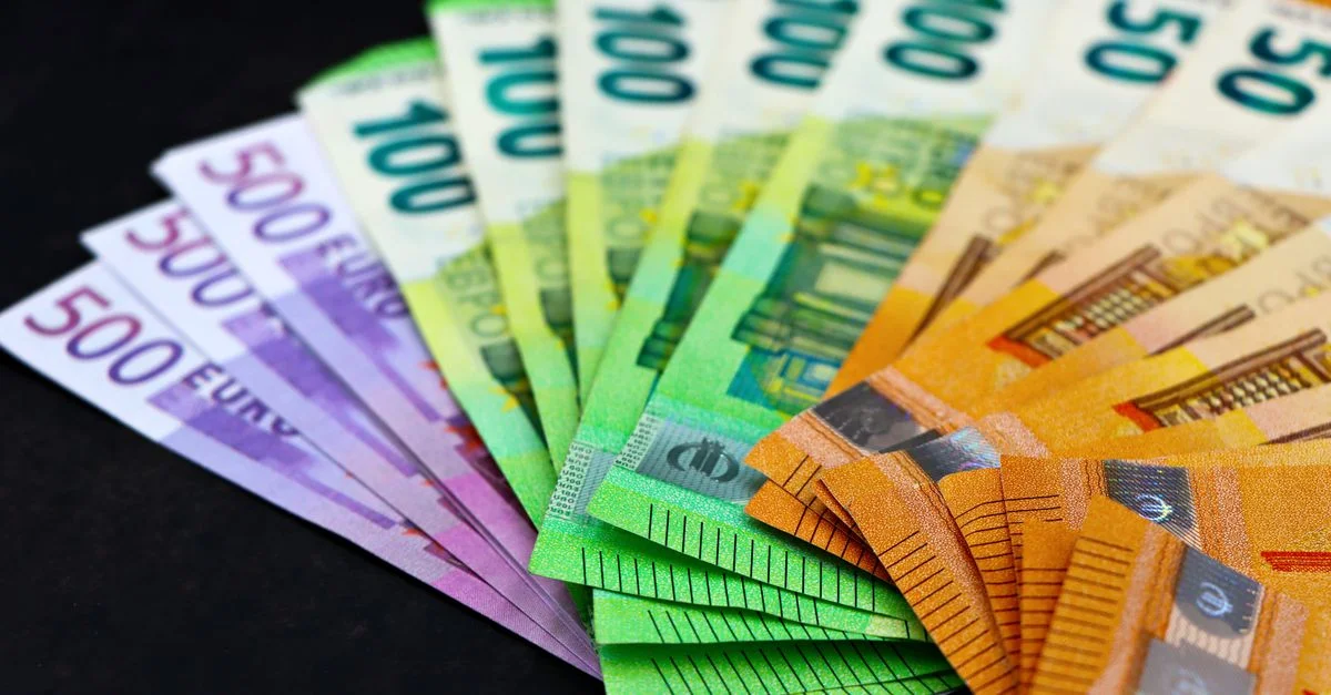 Gros plan sur des billets en euros colorés déployés en éventail, illustrant les thèmes monétaires et financiers.