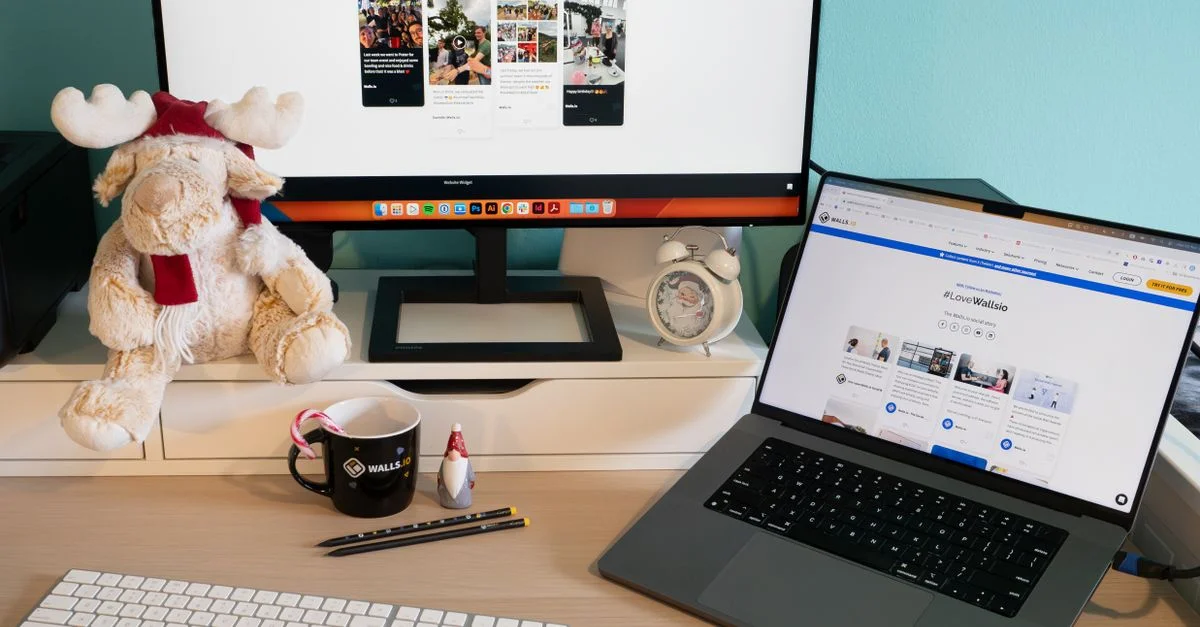 Un bureau de bureau à domicile bien organisé avec un moniteur, un ordinateur portable et une décoration ludique pour un espace de travail confortable.